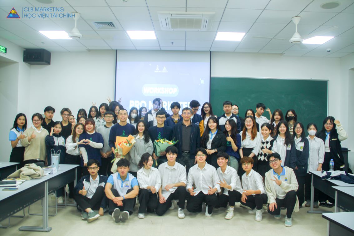 Các thành viên CLB Marketing và Digital Lab